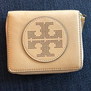NWT Tory Burch perforated logo medium zip wallet